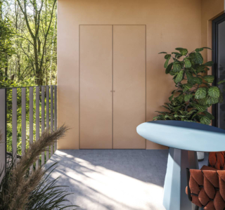 Syntesis Aero per esterni di Eclisse è la nuova soluzione nata per l’outdoor, progettata per chiudere locali tecnici, nicchie, caldaie, ripostigli, cucine o altri spazi, perché permette di realizzare sportelli a filo muro perfettamente integrati mantenendo la continuità visiva con la parete. Progettato per resistere anche in condizioni ambientali estreme, a temperature comprese tra –20°C e +80°C, offre una buona tenuta contro pioggia battente, gelo e irraggiamento solare diretto. Come la versione per interni la superficie è adatta ad essere pitturata con la stessa finitura della parete oppure rifinita con intonachino, è inoltre possibile integrare lavorazioni ad asola per consentire il passaggio dell’aria o chiusure con chiave o maniglie a levetta. Misura anta singola L da 30 a 65 cm x H da 30 a 270 cm, prezzo a partire da 685 euro. www.eclisse.it Syntesis Aero per esterni di Eclisse è la nuova soluzione nata per l’outdoor, progettata per chiudere locali tecnici, nicchie, caldaie, ripostigli, cucine o altri spazi, perché permette di realizzare sportelli a filo muro perfettamente integrati mantenendo la continuità visiva con la parete. Progettato per resistere anche in condizioni ambientali estreme, a temperature comprese tra –20°C e +80°C, offre una buona tenuta contro pioggia battente, gelo e irraggiamento solare diretto. Come la versione per interni la superficie è adatta ad essere pitturata con la stessa finitura della parete oppure rifinita con intonachino, è inoltre possibile integrare lavorazioni ad asola per consentire il passaggio dell’aria o chiusure con chiave o maniglie a levetta. Misura anta singola L da 30 a 65 cm x H da 30 a 270 cm, prezzo a partire da 685 euro. www.eclisse.it