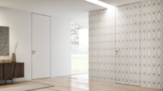 La porta filo muro Minima è un'eccellente soluzione complanare dotata di un resistente telaio in alluminio estruso, trattato per poter essere personalizzato con pitture murali o persino carta da parati. Sono porte progettate per una facile installazione sia su muratura tradizionale che su pareti in cartongesso e offrono un’ampia varietà di opzioni di apertura tra cui battente, scorrevole interno muro, Doublè e Bidirezionale. L’anta filo muro ha uno spessore di 44 mm e può arrivare ad un H max di 300 cm, in foto a sin Prime Minima Plus a battente con pittura muraria e maniglia Arya a dx Minima a battente con carta da parati e maniglia Arya, prezzo a preventivo. www.bertolotto.com La porta filo muro Minima è un'eccellente soluzione complanare dotata di un resistente telaio in alluminio estruso, trattato per poter essere personalizzato con pitture murali o persino carta da parati. Sono porte progettate per una facile installazione sia su muratura tradizionale che su pareti in cartongesso e offrono un’ampia varietà di opzioni di apertura tra cui battente, scorrevole interno muro, Doublè e Bidirezionale. L’anta filo muro ha uno spessore di 44 mm e può arrivare ad un H max di 300 cm, in foto a sin Prime Minima Plus a battente con pittura muraria e maniglia Arya a dx Minima a battente con carta da parati e maniglia Arya, prezzo a preventivo. www.bertolotto.com