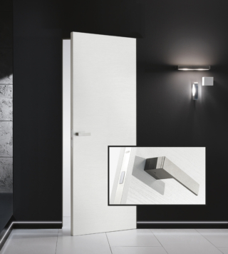 La porta filomuro Mya di Royal Pat è un modello reversibile che coniuga praticità ed economicità. Grazie ad un esclusivo brevetto, Mya può essere installata su pareti di qualsiasi spessore, siano esse in muratura che in cartongesso, decidendo il verso di apertura al momento stesso della posa. Misura L 80 x H 210 cm. Prezzo versione in Frassino bianco 595 euro. www.royalpat.it La porta filomuro Mya di Royal Pat è un modello reversibile che coniuga praticità ed economicità. Grazie ad un esclusivo brevetto, Mya può essere installata su pareti di qualsiasi spessore, siano esse in muratura che in cartongesso, decidendo il verso di apertura al momento stesso della posa. Misura L 80 x H 210 cm. Prezzo versione in Frassino bianco 595 euro. www.royalpat.it