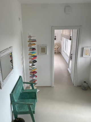 Resina e parquet resinato, stesso colore ma due superfici con texture diverse per una soluzione in continuità ma non uguale Resina e parquet resinato, stesso colore ma due superfici con texture diverse per una soluzione in continuità ma non uguale