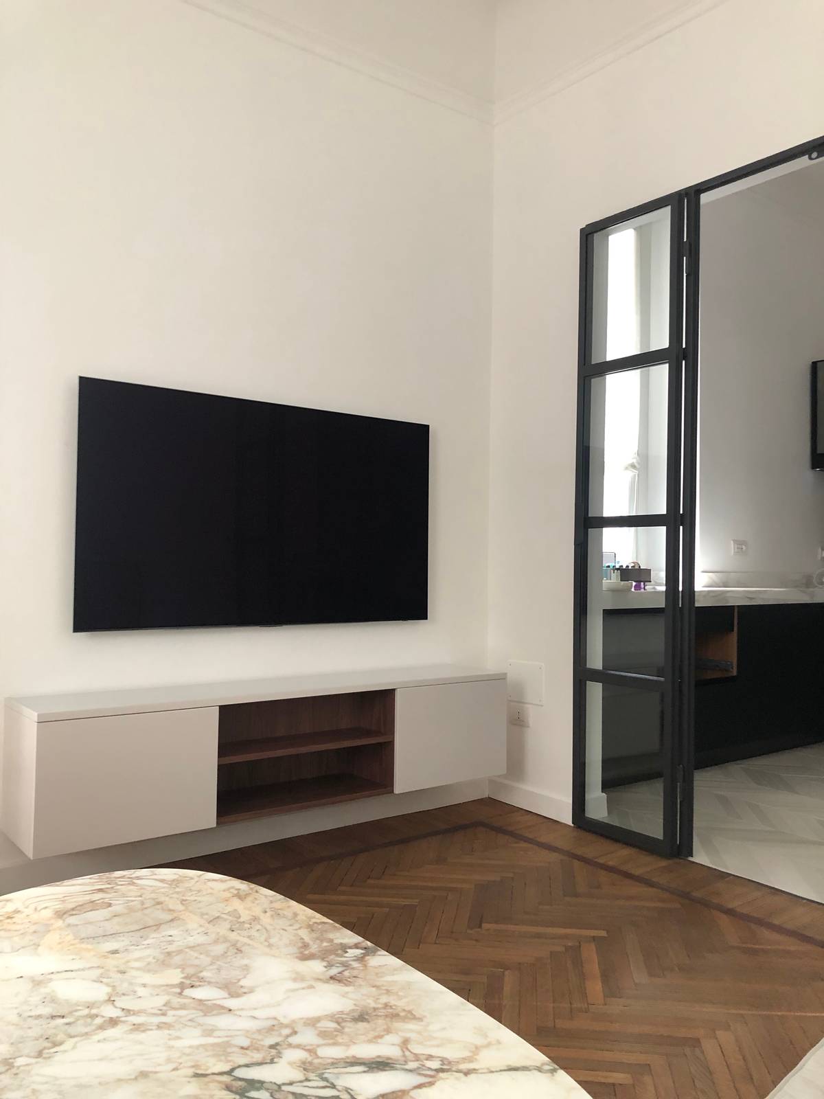 Sala con parquet antico di recupero a spina e cucina con gres di Mutina posato a spina come il parquet Sala con parquet antico di recupero a spina e cucina con gres di Mutina posato a spina come il parquet