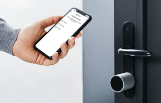 La Serratura Intelligente di Netatmo ha cilindro in acciaio inox ad alta resistenza, rinforzato con piastra anti-perforazione e 3 perni di sicurezza.
Non è connessa a internet, ma si può sbloccare
da smartphone con Bluetooth. Con 3 chiavi intelligenti che non si possono duplicare, e una di gestione,
costa da 379,99 euro. www.netatmo.com/it-it La Serratura Intelligente di Netatmo ha cilindro in acciaio inox ad alta resistenza, rinforzato con piastra anti-perforazione e 3 perni di sicurezza.
Non è connessa a internet, ma si può sbloccare
da smartphone con Bluetooth. Con 3 chiavi intelligenti che non si possono duplicare, e una di gestione,
costa da 379,99 euro. www.netatmo.com/it-it