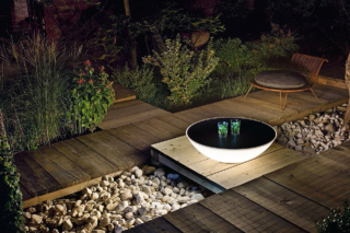Solar Outdoor di Foscarini
(www.foscarini.it) è concepita stilisticamente al pari di un apparecchio da interni
e non è semplicemente un corpo luminoso, ma una sorta di focolare contemporaneo, attorno al quale ritrovarsi. Il piano d’appoggio può infatti essere sfruttato come un tavolino. Di polietilene stampato
a rotazione, gres e metallo verniciato, misura Ø 80 cm e costa 880 euro + Iva. Solar Outdoor di Foscarini
(www.foscarini.it) è concepita stilisticamente al pari di un apparecchio da interni
e non è semplicemente un corpo luminoso, ma una sorta di focolare contemporaneo, attorno al quale ritrovarsi. Il piano d’appoggio può infatti essere sfruttato come un tavolino. Di polietilene stampato
a rotazione, gres e metallo verniciato, misura Ø 80 cm e costa 880 euro + Iva.