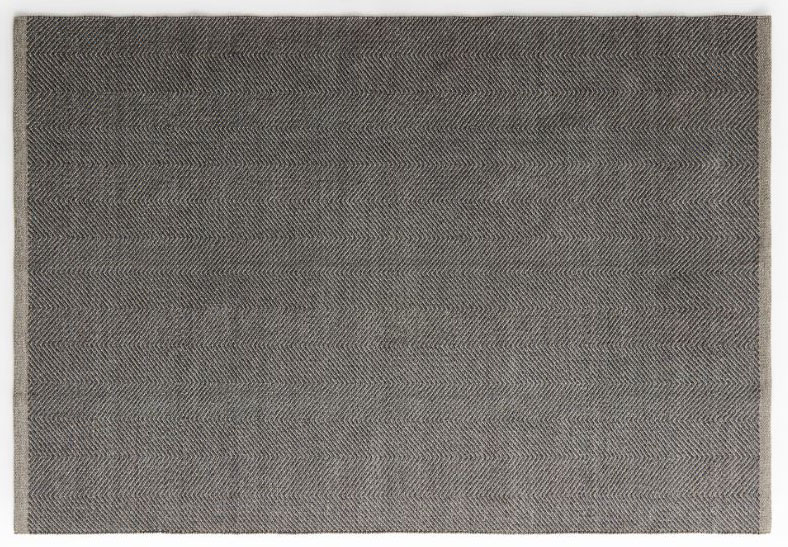 Il tappeto rettangolare di H&M Home in tessuto con motivo spigato grigio scuro può essere usato anche all'esterno. È completamente realizzato in resistente polipropilene. Misura L 140 x P 200 cm. Prezzo 179 euro. https://www2.hm.com Il tappeto rettangolare di H&M Home in tessuto con motivo spigato grigio scuro può essere usato anche all'esterno. È completamente realizzato in resistente polipropilene. Misura L 140 x P 200 cm. Prezzo 179 euro. https://www2.hm.com