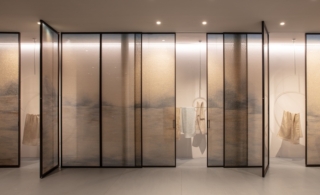 Nelle porte della Seta Collection al sistema Bellagio vengono integrati lussuosi tessuti in seta prodotti a Como. www.vivaporte.com Nelle porte della Seta Collection al sistema Bellagio vengono integrati lussuosi tessuti in seta prodotti a Como. www.vivaporte.com