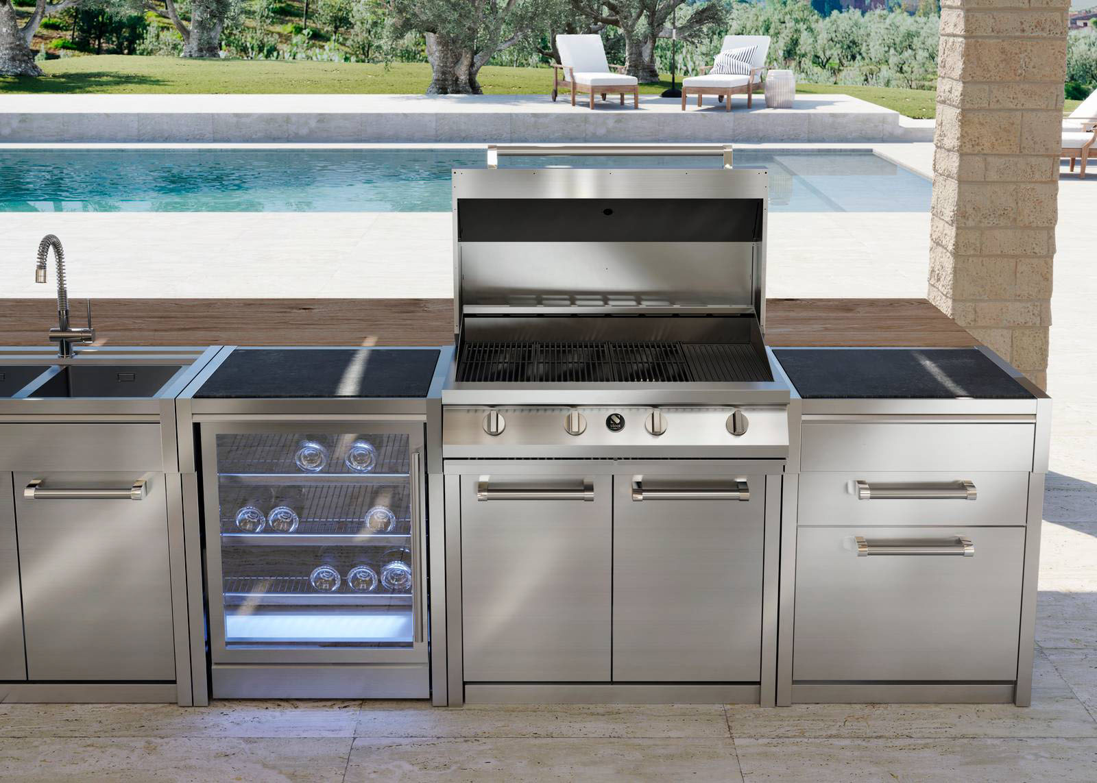 Il barbecue a gas Swing di Steel Cucine può avere numerosi accessori e molteplici configurazioni per consentire di attrezzare la cucina all’aperto che si preferisce. Alimentato a Gpl/metano, è in acciaio inox al titanio e ha bruciatori in fusione di acciaio inox con un range di potenza da 2,2 kW fino a 6,2 kW. Le manopole sono in metallo, le griglie in robusta ghisa porcellanata e il coperchio è coibentato con lana di vetro per ottenere al meglio l’effetto forno. Misura L 68,5-138,5 x P 60 x H 118 cm. Prezzo da rivenditore. www.steel-cucine.com Il barbecue a gas Swing di Steel Cucine può avere numerosi accessori e molteplici configurazioni per consentire di attrezzare la cucina all’aperto che si preferisce. Alimentato a Gpl/metano, è in acciaio inox al titanio e ha bruciatori in fusione di acciaio inox con un range di potenza da 2,2 kW fino a 6,2 kW. Le manopole sono in metallo, le griglie in robusta ghisa porcellanata e il coperchio è coibentato con lana di vetro per ottenere al meglio l’effetto forno. Misura L 68,5-138,5 x P 60 x H 118 cm. Prezzo da rivenditore. www.steel-cucine.com