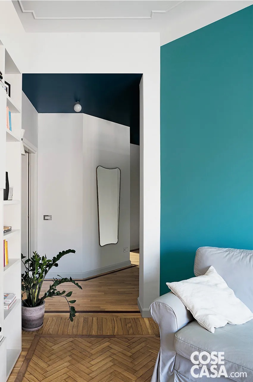 Nel soggiorno di questo appartamento il petrolio è stato scelto per dipingere una sola parete, quella situata dietro il divano. Intorno tutti gli altri toni sono invece decisamente più neutri, ossia il legno chiaro del pavimento, il bianco delle pareti, del soffitto e del mobile, il grigio chiaro del divano in tessuto, per un insieme ricercato e chic.
Progetto Studio Lascia La Scia, Milano - http://www.lascialascia.com - Foto Studio Roy - Styling Lidia Elisa Covello Nel soggiorno di questo appartamento il petrolio è stato scelto per dipingere una sola parete, quella situata dietro il divano. Intorno tutti gli altri toni sono invece decisamente più neutri, ossia il legno chiaro del pavimento, il bianco delle pareti, del soffitto e del mobile, il grigio chiaro del divano in tessuto, per un insieme ricercato e chic.
Progetto Studio Lascia La Scia, Milano - http://www.lascialascia.com - Foto Studio Roy - Styling Lidia Elisa Covello