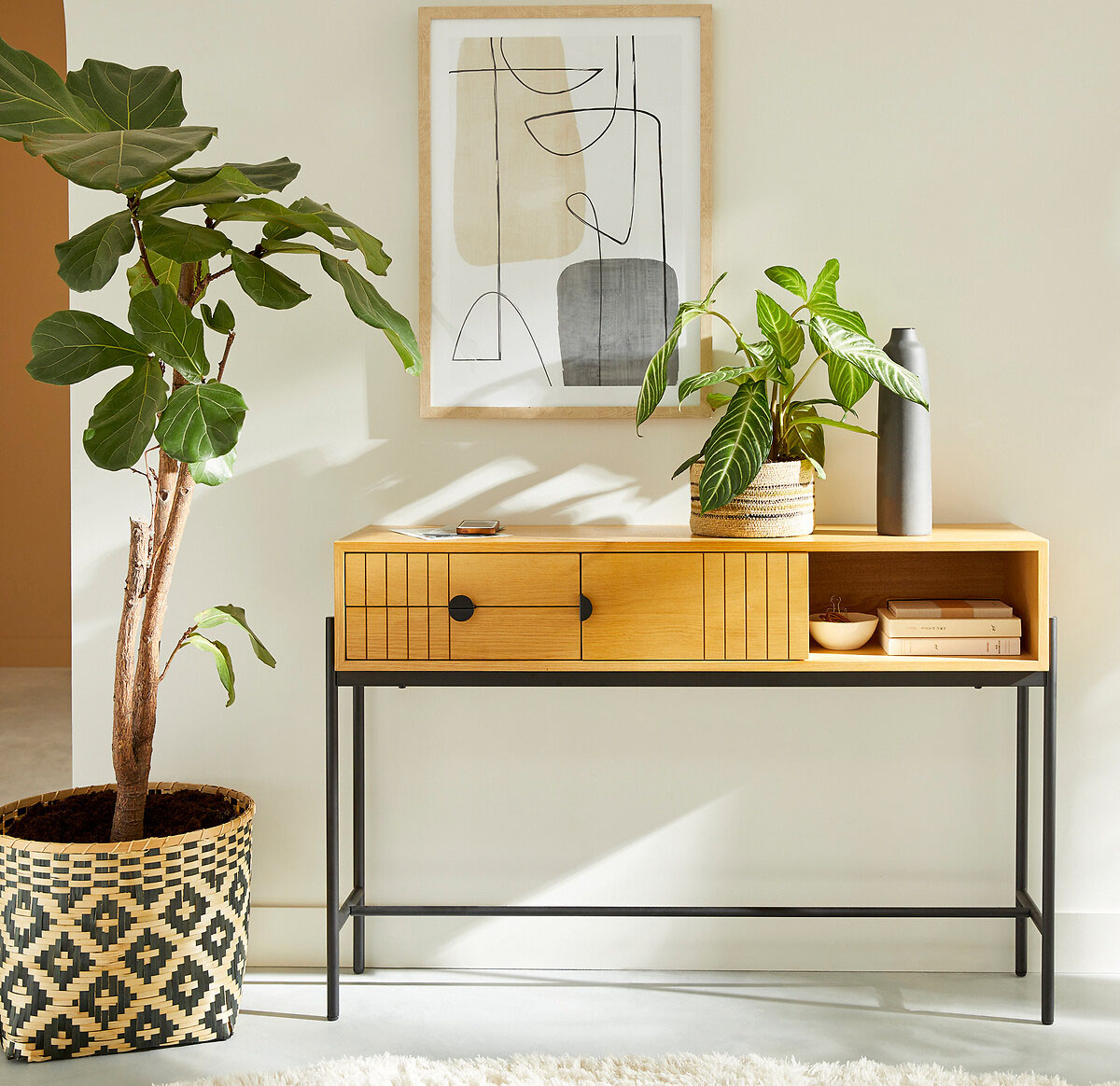 Stile vintage per Clara di La Redoute Interieurs la consolle in rovere chiaro con le gambe sottili realizzate in tubo di acciaio nero. Sotto il piano sono presenti due cassetti con maniglie a mezza-luna in acciaio e un vano a giorno. Misura L 114 x P 30 x H 75,5 cm. Prezzo 379 euro. https://www.laredoute.it Stile vintage per Clara di La Redoute Interieurs la consolle in rovere chiaro con le gambe sottili realizzate in tubo di acciaio nero. Sotto il piano sono presenti due cassetti con maniglie a mezza-luna in acciaio e un vano a giorno. Misura L 114 x P 30 x H 75,5 cm. Prezzo 379 euro. https://www.laredoute.it