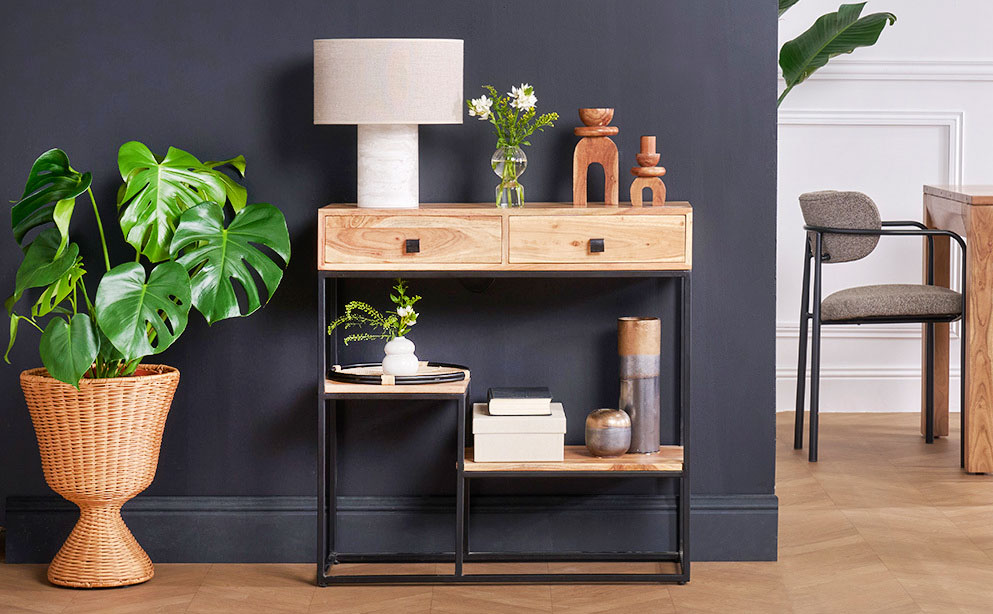 Sta bene non solo nell'ingresso la consolle Grenelle di Miliboo che permette di avere tutto a portata di mano: è corredata di due cassetti con pomoli squadrati in metallo nero e di due ripiani. La struttura sottile in metallo nero mette in evidenza la matericità e il calore del legno massello di acacia. Misura L 80 x P 30 x H 80 cm. Prezzo 459,99 euro. https://www.miliboo.it Sta bene non solo nell'ingresso la consolle Grenelle di Miliboo che permette di avere tutto a portata di mano: è corredata di due cassetti con pomoli squadrati in metallo nero e di due ripiani. La struttura sottile in metallo nero mette in evidenza la matericità e il calore del legno massello di acacia. Misura L 80 x P 30 x H 80 cm. Prezzo 459,99 euro. https://www.miliboo.it