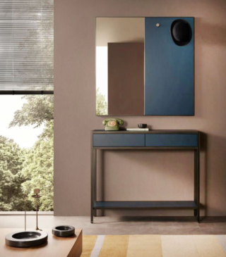 Ha una struttura leggera realizzata in ferro verniciato bronzo la consolle Lina di Lema con il top e il piano inferiore in MDF laccato opaco blu oltremare. La profondità ridotta permette di posizionarla anche in un ingresso stretto o in un corridoio. I due cassetti permettono di riporre tutto in perfetto ordine. Misura L 110 x P 30 x H 92 cm. Prezzo su richiesta. https://www.lemamobili.com Ha una struttura leggera realizzata in ferro verniciato bronzo la consolle Lina di Lema con il top e il piano inferiore in MDF laccato opaco blu oltremare. La profondità ridotta permette di posizionarla anche in un ingresso stretto o in un corridoio. I due cassetti permettono di riporre tutto in perfetto ordine. Misura L 110 x P 30 x H 92 cm. Prezzo su richiesta. https://www.lemamobili.com