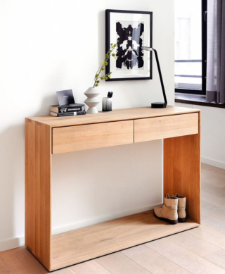 Stile scandinavo per la consolle Nordic di Ethnicraft che è completamente prodotta in legno massiccio di rovere con una finitura ad olio di cera dura ed è dotata di due capienti cassetti sotto il top. La linea essenziale e i bordi smussati Misura L 120 x P 40 x H 85 cm. Prezzo 1.079 euro. https://ethnicraft.co Stile scandinavo per la consolle Nordic di Ethnicraft che è completamente prodotta in legno massiccio di rovere con una finitura ad olio di cera dura ed è dotata di due capienti cassetti sotto il top. La linea essenziale e i bordi smussati Misura L 120 x P 40 x H 85 cm. Prezzo 1.079 euro. https://ethnicraft.co