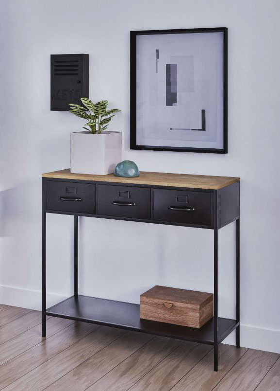 Ben tre capienti cassetti per la consolle Wayne di Maisons du Monde che abbina l'acciaio patinato al legno di abete massiccio. Sta bene posizionata accanto alla porta nell'ingresso grazie al suo stile industrial senza tempo. Misura L 90 x P 35,5 x H 80 cm. Prezzo 179 euro. https://www.maisonsdumonde.com Ben tre capienti cassetti per la consolle Wayne di Maisons du Monde che abbina l'acciaio patinato al legno di abete massiccio. Sta bene posizionata accanto alla porta nell'ingresso grazie al suo stile industrial senza tempo. Misura L 90 x P 35,5 x H 80 cm. Prezzo 179 euro. https://www.maisonsdumonde.com