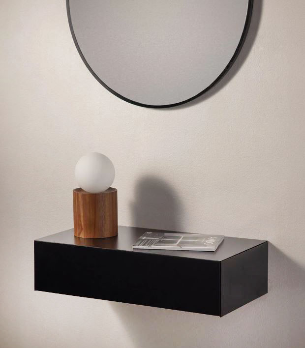 Può trovare posto anche in un mini ingresso la consolle da parete Florens di Sklum: è realizzata in MDF nero che la rende la protagonista dell'ambiente. Il cassetto permette di nascondere alla vista le chiavi e altri accessori. Misura L 60,5 x P 30 x H 15 cm. Prezzo 70,95 euro. https://www.sklum.com Può trovare posto anche in un mini ingresso la consolle da parete Florens di Sklum: è realizzata in MDF nero che la rende la protagonista dell'ambiente. Il cassetto permette di nascondere alla vista le chiavi e altri accessori. Misura L 60,5 x P 30 x H 15 cm. Prezzo 70,95 euro. https://www.sklum.com