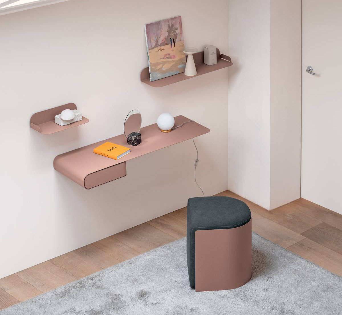 La consolle/scrittoio Wave di Fantin in metallo curvato è caratterizzata da una linea pulita che la trasforma in un segno grafico colorato sulla parete, infatti è disponibile in 35 finiture diverse. Il comodo cassetto laterale può essere posizionato sul lato destro o su quello sinistro. Con l'aggiunta di una serie di mensole e di un pouf trasforma l'ingresso in una zona home office. Misura L 105 x P 35 cm. Prezzo 615 euro. https://www.fantin.com La consolle/scrittoio Wave di Fantin in metallo curvato è caratterizzata da una linea pulita che la trasforma in un segno grafico colorato sulla parete, infatti è disponibile in 35 finiture diverse. Il comodo cassetto laterale può essere posizionato sul lato destro o su quello sinistro. Con l'aggiunta di una serie di mensole e di un pouf trasforma l'ingresso in una zona home office. Misura L 105 x P 35 cm. Prezzo 615 euro. https://www.fantin.com