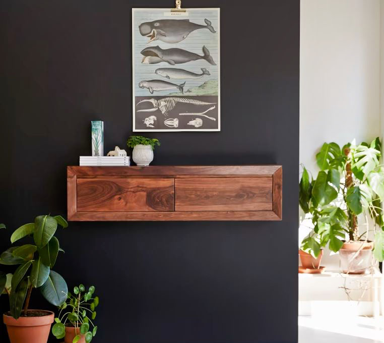 Pregiato palissandro massello per la consolle sospesa Villa di Tikamoon che è dotata di due cassetti. La forma essenziale e compatta la rende facile da ambientare e mette in evidenza la venatura a contrasto del legno che si trasforma in un elemento decorativo. Misura L 118 x P 25 x H 30 cm. Prezzo 329 euro. https://www.tikamoon.it Pregiato palissandro massello per la consolle sospesa Villa di Tikamoon che è dotata di due cassetti. La forma essenziale e compatta la rende facile da ambientare e mette in evidenza la venatura a contrasto del legno che si trasforma in un elemento decorativo. Misura L 118 x P 25 x H 30 cm. Prezzo 329 euro. https://www.tikamoon.it