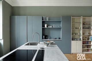 In questa casa la cucina include anche la zona pranzo. Le grandi dimensioni del locale permettono di avere una grande armadiatura a parete che include dispensa, colonna frigo e forno, oltre a ripiani e mensole a vista. In posizione centrale è collocata un'isola con top in marmo bianco di Carrara con piano cottura a induzione e lavello di acciaio inox satinato, da sfruttare anche come piano di appoggio e di lavoro, per concentrare così in un solo punto tutte le funzioni di preparazione dei cibi, lavaggio, taglio, cottura, composizione dei piatti. Progetto Hom Architetti, arch. Stefania De Paola, arch. Roberta Massetti, arch. Sabrina Saldo con arch. Ottavia Giannone, Torino http://www.homarchitetti.com - Foto Barbara Corsico - Styling Chiara Dal Canto In questa casa la cucina include anche la zona pranzo. Le grandi dimensioni del locale permettono di avere una grande armadiatura a parete che include dispensa, colonna frigo e forno, oltre a ripiani e mensole a vista. In posizione centrale è collocata un'isola con top in marmo bianco di Carrara con piano cottura a induzione e lavello di acciaio inox satinato, da sfruttare anche come piano di appoggio e di lavoro, per concentrare così in un solo punto tutte le funzioni di preparazione dei cibi, lavaggio, taglio, cottura, composizione dei piatti. Progetto Hom Architetti, arch. Stefania De Paola, arch. Roberta Massetti, arch. Sabrina Saldo con arch. Ottavia Giannone, Torino http://www.homarchitetti.com - Foto Barbara Corsico - Styling Chiara Dal Canto