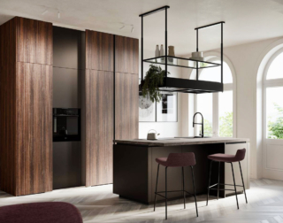 La piccola isola della cucina Kalì di Arredo3 è posizionata a centro stanza ed è sormontata dalla scenografica cappa Spazio di Falmec. Le basi dell'isola sono in PET riciclato bronzo dark; il top, completo di piano cottura e lavello, fuoriesce per creare anche uno spazio snack. A parete trova posto il blocco colonne realizzato in laminato riga noce che, con le sue venature verticali, ne enfatizza l’altezza. Prezzo su richiesta. https://www.arredo3.it La piccola isola della cucina Kalì di Arredo3 è posizionata a centro stanza ed è sormontata dalla scenografica cappa Spazio di Falmec. Le basi dell'isola sono in PET riciclato bronzo dark; il top, completo di piano cottura e lavello, fuoriesce per creare anche uno spazio snack. A parete trova posto il blocco colonne realizzato in laminato riga noce che, con le sue venature verticali, ne enfatizza l’altezza. Prezzo su richiesta. https://www.arredo3.it