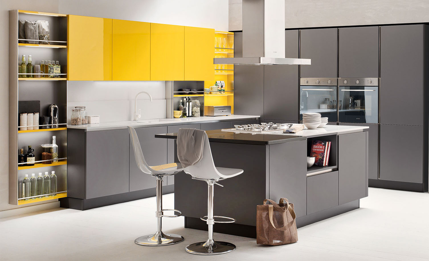 I pensili in Laccato Lucido Giallo Girasole “illuminano” la composizione angolare Oyster di Veneta Cucine che si articola intorno all'isola centrale, di dimensioni contenute, attrezzata con la zona cottura e un piano snack e sormontata da una cappa design. Le basi e le colonne hanno le ante lisce in Laccato Metallo Liquido Mercurio. Prezzo su richiesta.  https://www.venetacucine.com