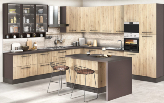 La cucina componibile Urban di Mondo Convenienza si sviluppa angolarmente intorno alla piccola isola centrale con bancone snack in appoggio sul top. Le ante lisce sono rivestite nella finitura effetto quercia chiaro, con venature a vista, messa in risalto dagli elementi e dal piano nella colorazione ghisa. La composizione tipo misura L 255 x P 60 x H 215 cm. Prezzo 1.030 euro (completa di elettrodomestici Perla). https://www.mondoconv.it La cucina componibile Urban di Mondo Convenienza si sviluppa angolarmente intorno alla piccola isola centrale con bancone snack in appoggio sul top. Le ante lisce sono rivestite nella finitura effetto quercia chiaro, con venature a vista, messa in risalto dagli elementi e dal piano nella colorazione ghisa. La composizione tipo misura L 255 x P 60 x H 215 cm. Prezzo 1.030 euro (completa di elettrodomestici Perla). https://www.mondoconv.it
