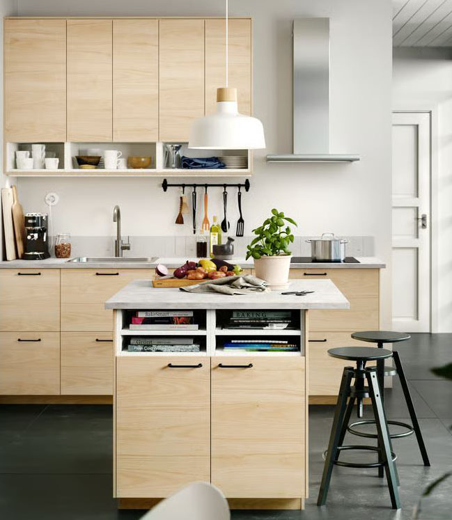 Aggiunge un piano di lavoro extra la piccola isola, posizionata al centro della cucina con le ante Askersund di Ikea Italia, che può essere usata anche come bancone snack grazie al piano aggettante. Le ante lisce, realizzate in resistente melammina effetto frassino chiaro, rendono l'ambiente accogliente e luminoso. Un'anta misura L 60 x P 80 cm. Prezzo 16 euro. https://www.ikea.com