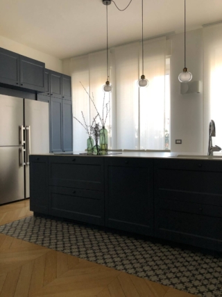 Cucina con parquet a spina ungherese e piastrelle messe solo sotto l'isola operativa centrale della cucina Cucina con parquet a spina ungherese e piastrelle messe solo sotto l'isola operativa centrale della cucina