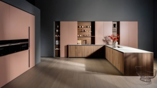 Una lunga penisola, attrezzata con il piano cottura incassato nel top, domina la composizione aperta sulla zona giorno di Arredo3 che unisce elementi della cucina Kalì e di quella Time. Le basi della penisola hanno le ante lisce in laminato noce Canaletto con apertura a gola; il top è in Laminam Terra di Matera Fiammato. Le colonne in laccato Himalaya opaco danno vita alle grande armadiature a parete dotate di nicchie con boiserie LAB con mensole in alluminio anodizzato nero. Prezzo su richiesta. https://www.arredo3.it Una lunga penisola, attrezzata con il piano cottura incassato nel top, domina la composizione aperta sulla zona giorno di Arredo3 che unisce elementi della cucina Kalì e di quella Time. Le basi della penisola hanno le ante lisce in laminato noce Canaletto con apertura a gola; il top è in Laminam Terra di Matera Fiammato. Le colonne in laccato Himalaya opaco danno vita alle grande armadiature a parete dotate di nicchie con boiserie LAB con mensole in alluminio anodizzato nero. Prezzo su richiesta. https://www.arredo3.it