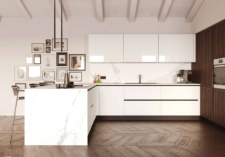 La cucina ad angolo Pratica 2512 di La Casa Moderna ha le basi e le colonne con ante a telaio in nobilitato; i pensili in laccato lucido bianco “illuminano” l'ambiente. La penisola con il top in laminato bianco è attrezzato con la zona cottura. Prezzo a partire da 8.550 euro (con kit elettrodomestici, lavello e miscelatore; esclusi cappa e accessori). https://lacasamoderna.com La cucina ad angolo Pratica 2512 di La Casa Moderna ha le basi e le colonne con ante a telaio in nobilitato; i pensili in laccato lucido bianco “illuminano” l'ambiente. La penisola con il top in laminato bianco è attrezzato con la zona cottura. Prezzo a partire da 8.550 euro (con kit elettrodomestici, lavello e miscelatore; esclusi cappa e accessori). https://lacasamoderna.com