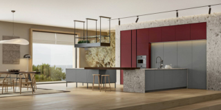 La cucina con penisola di Arrex è caratterizzata dalle ante Gea nelle finiture PET Sasso delle basi e delle colonne. Le colonne con elettrodomestici e i pensili sopracolonna in laccato opaco Rosso Ancora “spezzano” la composizione. Il piano di lavoro è realizzato in Gres Terrazo Ceppo Silk, il piano snack è in impiallacciato Eucalipt affumicato. Prezzo su richiesta. https://www.arrex.it La cucina con penisola di Arrex è caratterizzata dalle ante Gea nelle finiture PET Sasso delle basi e delle colonne. Le colonne con elettrodomestici e i pensili sopracolonna in laccato opaco Rosso Ancora “spezzano” la composizione. Il piano di lavoro è realizzato in Gres Terrazo Ceppo Silk, il piano snack è in impiallacciato Eucalipt affumicato. Prezzo su richiesta. https://www.arrex.it