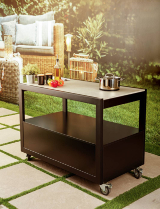CookingRAK Trolley di Rak Ceramics è un sistema a induzione nascosto completamente integrato nel piano di lavoro della cucina outdoor. Il rivestimento in ceramica, una lastra di grandi dimensioni Maximus cela infatti il sistema di cottura, rendendo il piano di lavoro estremamente versatile e funzionale. Il piano della cucina, che nella versione trolley è mobile, si trasforma in base alle esigenze da piano di lavoro, a piano di cottura, fino a tavolo dove pranzare. Misura L 120 x P 60 x H 90 cm. Prezzo 6.000 euro. www.rakceramics.com CookingRAK Trolley di Rak Ceramics è un sistema a induzione nascosto completamente integrato nel piano di lavoro della cucina outdoor. Il rivestimento in ceramica, una lastra di grandi dimensioni Maximus cela infatti il sistema di cottura, rendendo il piano di lavoro estremamente versatile e funzionale. Il piano della cucina, che nella versione trolley è mobile, si trasforma in base alle esigenze da piano di lavoro, a piano di cottura, fino a tavolo dove pranzare. Misura L 120 x P 60 x H 90 cm. Prezzo 6.000 euro. www.rakceramics.com