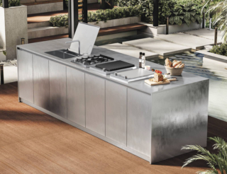 Le cucine outdoor di Arrex sono disponibili in svariate configurazioni: a parete, a isola o a penisola, per offrire la massima flessibilità per creare progetti adattabili a terrazze, loggiati, patii o balconi. Si possono scegliere in Gres e Gres Plus in ben 26 finiture: i pannelli sono applicati su un telaio in alluminio in 4 finiture per la massima personalizzazione. La variante in acciaio inox è invece proposta nei colori Vintage e satinato. Tutti i modelli sono dotati di una scocca completamente in alluminio, resistente all'acqua e riciclabile al 100%, garantendo così durata, sostenibilità e rispetto per l'ambiente. Prezzo da rivenditore. www.arrex.it Le cucine outdoor di Arrex sono disponibili in svariate configurazioni: a parete, a isola o a penisola, per offrire la massima flessibilità per creare progetti adattabili a terrazze, loggiati, patii o balconi. Si possono scegliere in Gres e Gres Plus in ben 26 finiture: i pannelli sono applicati su un telaio in alluminio in 4 finiture per la massima personalizzazione. La variante in acciaio inox è invece proposta nei colori Vintage e satinato. Tutti i modelli sono dotati di una scocca completamente in alluminio, resistente all'acqua e riciclabile al 100%, garantendo così durata, sostenibilità e rispetto per l'ambiente. Prezzo da rivenditore. www.arrex.it
