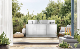 Realizzata interamente in acciaio Inox AISI 304, materiale antibatterico, che resiste alla corrosione, agli urti, all’umidità e alle alte temperature, e riciclabile al 100%, Àtria di Abimis è perfetta per vivere all’esterno tutto l’anno, l’operatività della cucina. La struttura è sostenuta da gambe, sempre in acciaio, discrete e slanciate, con piedini regolabili per assicurare la massima stabilità. I moduli contenitori sono disponibili in due diverse altezze e in diverse finiture. Àtria offre un’ampia scelta di accessori modulari coordinati, come lo schienale attrezzato che può assumere differenti configurazioni. Prezzo da rivenditore. www.abimis.com Realizzata interamente in acciaio Inox AISI 304, materiale antibatterico, che resiste alla corrosione, agli urti, all’umidità e alle alte temperature, e riciclabile al 100%, Àtria di Abimis è perfetta per vivere all’esterno tutto l’anno, l’operatività della cucina. La struttura è sostenuta da gambe, sempre in acciaio, discrete e slanciate, con piedini regolabili per assicurare la massima stabilità. I moduli contenitori sono disponibili in due diverse altezze e in diverse finiture. Àtria offre un’ampia scelta di accessori modulari coordinati, come lo schienale attrezzato che può assumere differenti configurazioni. Prezzo da rivenditore. www.abimis.com