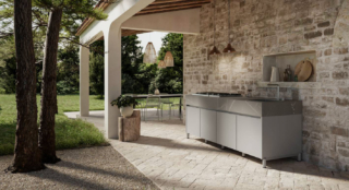 Progettata per arredare il sottoportico, il terrazzo o qualsiasi altra area all’aperto e riparata, Aura di Arredo3 è con una cucina completa, compatta e duratura. Semplice e lineare, è composta da tre o quattro basi disposte a isola o a parete, ed è realizzata completamente con materiali sostenibili, riciclati o riciclabili. La struttura è infatti in alluminio e i piani di lavoro sono in Laminam o Abitum, lastre ceramiche dalle alte performance e realizzate nel rispetto della natura. Prezzo da rivenditore. www.arredo3.it Progettata per arredare il sottoportico, il terrazzo o qualsiasi altra area all’aperto e riparata, Aura di Arredo3 è con una cucina completa, compatta e duratura. Semplice e lineare, è composta da tre o quattro basi disposte a isola o a parete, ed è realizzata completamente con materiali sostenibili, riciclati o riciclabili. La struttura è infatti in alluminio e i piani di lavoro sono in Laminam o Abitum, lastre ceramiche dalle alte performance e realizzate nel rispetto della natura. Prezzo da rivenditore. www.arredo3.it