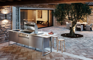 La struttura realizzata in acciaio marine-grade, materiale che garantisce grande resistenza anche in condizioni atmosferiche estreme, rende Gea di Steel idonea a qualsiasi ambiente esterno. È disponibile in quattro soluzioni preconfigurate: Marmolada da 3,5 metri, Brenta da 2,8 metri, Latemar da 2 metri e Sella da 1,5 metri. Ognuna è compatibile con una vasta gamma di accessori, tra cui top barbecue della linea Swing, lavelli di dimensioni variabili, bruciatore rapido da incasso e molti altri strumenti specifici per la cottura all’aperto e la cura della cucina. Prezzo da rivenditore. www.steel-cucine.com La struttura realizzata in acciaio marine-grade, materiale che garantisce grande resistenza anche in condizioni atmosferiche estreme, rende Gea di Steel idonea a qualsiasi ambiente esterno. È disponibile in quattro soluzioni preconfigurate: Marmolada da 3,5 metri, Brenta da 2,8 metri, Latemar da 2 metri e Sella da 1,5 metri. Ognuna è compatibile con una vasta gamma di accessori, tra cui top barbecue della linea Swing, lavelli di dimensioni variabili, bruciatore rapido da incasso e molti altri strumenti specifici per la cottura all’aperto e la cura della cucina. Prezzo da rivenditore. www.steel-cucine.com