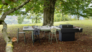 Nojara di Fògher fonde perfettamente un’area di cottura dalle elevate prestazioni con un tavolo conviviale. La struttura in ossidiana della cucina si integra con il piano in MDi Pacific Gris, creando un effetto visivo di grande impatto. Il tavolo è disponibile in quattro tonalità ed è concepito per accogliere fino a otto persone. È disponibile in due varianti: la versione L, più ampia e multifunzionale, equipaggiata con il barbecue FGB 750 o FGB 750 FO e due fori configurabili con lavello, tagliere e piano cottura certificato tra induzione e gas, per offrire un’esperienza completa di cucina all’aperto, e la versione S dedicata esclusivamente al barbecue. Prezzo da rivenditore. www.fogher.com Nojara di Fògher fonde perfettamente un’area di cottura dalle elevate prestazioni con un tavolo conviviale. La struttura in ossidiana della cucina si integra con il piano in MDi Pacific Gris, creando un effetto visivo di grande impatto. Il tavolo è disponibile in quattro tonalità ed è concepito per accogliere fino a otto persone. È disponibile in due varianti: la versione L, più ampia e multifunzionale, equipaggiata con il barbecue FGB 750 o FGB 750 FO e due fori configurabili con lavello, tagliere e piano cottura certificato tra induzione e gas, per offrire un’esperienza completa di cucina all’aperto, e la versione S dedicata esclusivamente al barbecue. Prezzo da rivenditore. www.fogher.com