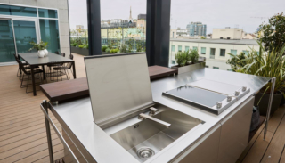 Solaria Outdoor Kitchen di Arrital si distingue per la struttura modulare in acciaio AISI 316, molto resistente alla corrosione e agli agenti atmosferici. Progettata per essere estremamente versatile, è disponibile in due configurazioni principali: cucina monoblocco freestanding, perfetta per terrazze e giardini, con piedini regolabili per l’adattamento a qualsiasi pavimentazione, e cucina lineare a parete, ideale per spazi più compatti, con la possibilità di integrare impianti senza interventi invasivi. Prezzo da rivenditore. www.arrital.it Solaria Outdoor Kitchen di Arrital si distingue per la struttura modulare in acciaio AISI 316, molto resistente alla corrosione e agli agenti atmosferici. Progettata per essere estremamente versatile, è disponibile in due configurazioni principali: cucina monoblocco freestanding, perfetta per terrazze e giardini, con piedini regolabili per l’adattamento a qualsiasi pavimentazione, e cucina lineare a parete, ideale per spazi più compatti, con la possibilità di integrare impianti senza interventi invasivi. Prezzo da rivenditore. www.arrital.it
