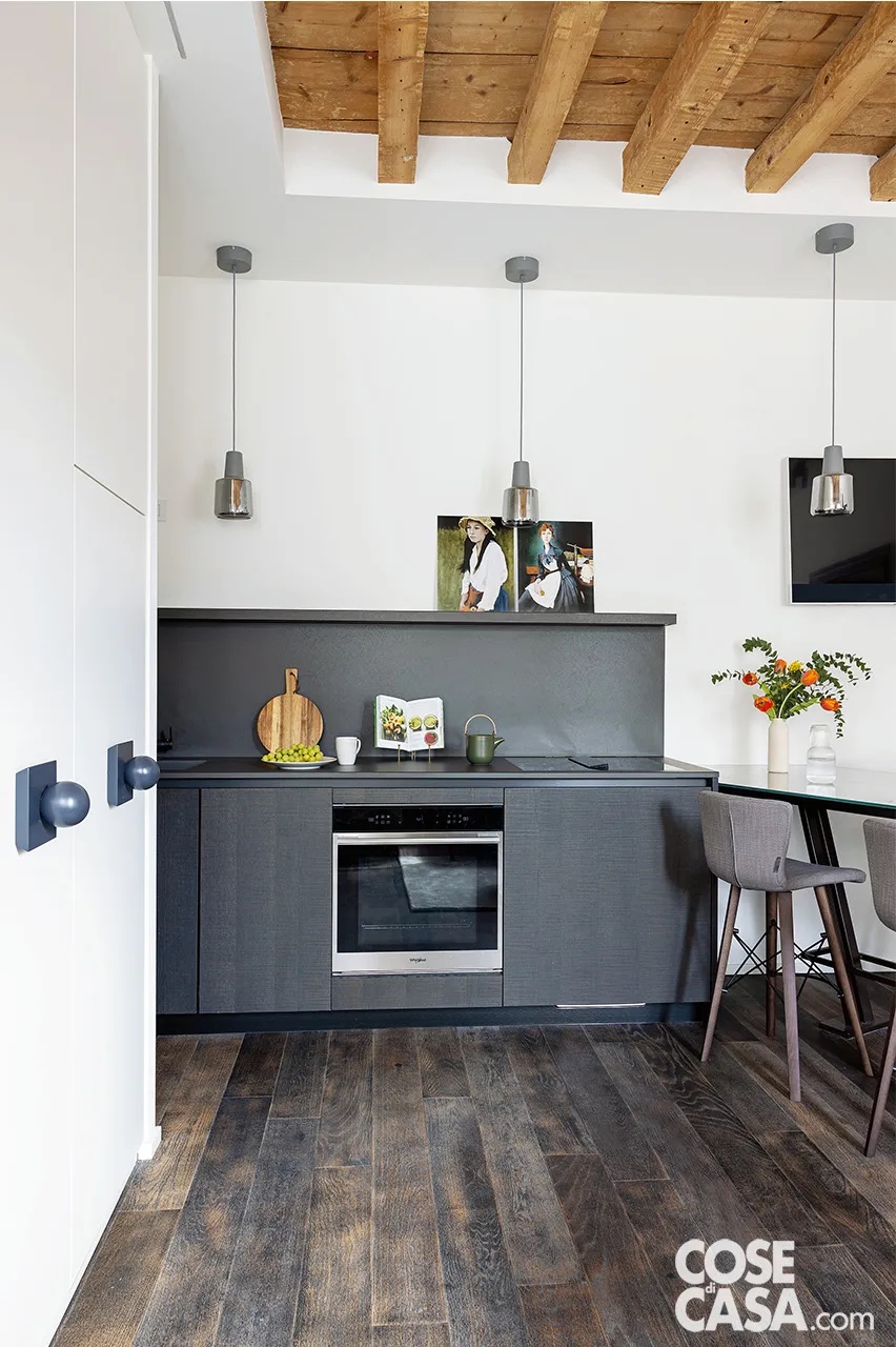 Questa cucina a vista di un piccolo appartamento misura solo 240 cm, è super compatta e senza pensili e mimetizza al massimo le funzioni operative sembrando quasi una credenza. La base comprende fornelli, piano di lavoro, forno, lavello a una vasca: tutto quello che serve per preparare i pasti in poco spazio e con tutto a portata di mano. Il frigorifero con una soluzione originale è celato in un grande armadio all'ingresso della casa, che funziona anche da guardaroba e ripostiglio.
Progetto architettonico, progetto di interni bilune studio - Interior design e architettura Silvana Tombini interior designer, piazza Ferrari 22, Rimini Tel. 0541/25600 http://www.bilune.it - Direzione lavori arch. Stefania Denora, Alzaia Naviglio Pavese 260, Milano - Foto Cristina Galliena Bohman - Styling: Laura Mauceri Questa cucina a vista di un piccolo appartamento misura solo 240 cm, è super compatta e senza pensili e mimetizza al massimo le funzioni operative sembrando quasi una credenza. La base comprende fornelli, piano di lavoro, forno, lavello a una vasca: tutto quello che serve per preparare i pasti in poco spazio e con tutto a portata di mano. Il frigorifero con una soluzione originale è celato in un grande armadio all'ingresso della casa, che funziona anche da guardaroba e ripostiglio.
Progetto architettonico, progetto di interni bilune studio - Interior design e architettura Silvana Tombini interior designer, piazza Ferrari 22, Rimini Tel. 0541/25600 http://www.bilune.it - Direzione lavori arch. Stefania Denora, Alzaia Naviglio Pavese 260, Milano - Foto Cristina Galliena Bohman - Styling: Laura Mauceri