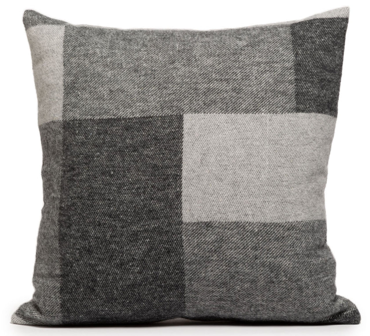 Il grande cuscino quadrato in misto cotone Jeans di Caleffi ha la superficie decorata da un motivo geometrico nelle sfumature del grigio. Misura L 48 x P 48 cm. Prezzo 39,90 euro. https://www.caleffionline.it Il grande cuscino quadrato in misto cotone Jeans di Caleffi ha la superficie decorata da un motivo geometrico nelle sfumature del grigio. Misura L 48 x P 48 cm. Prezzo 39,90 euro. https://www.caleffionline.it