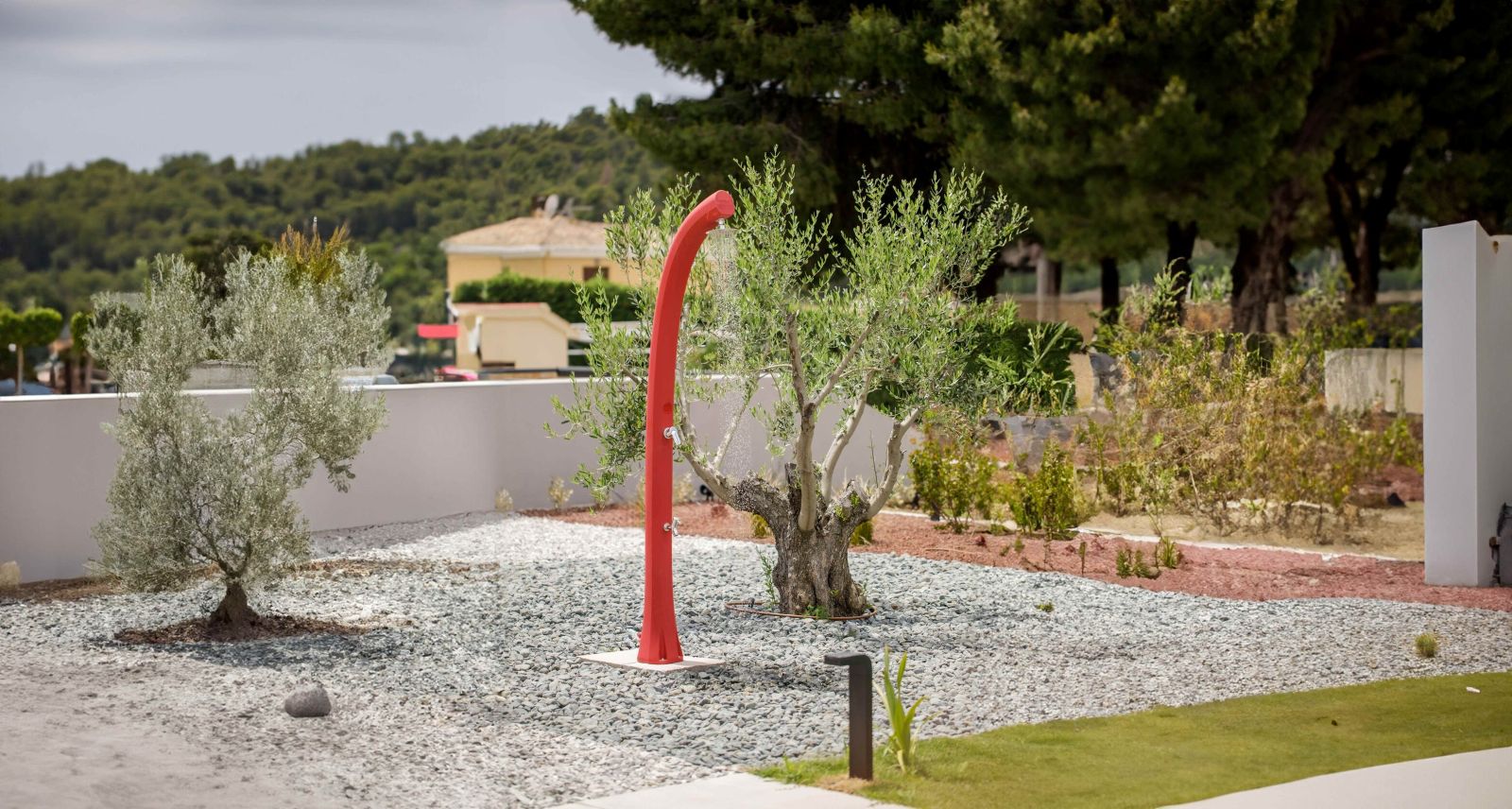 La doccia solare New Happy – H220 di Arkema Design ha serbatoio da 26 litri ed è dotata di lavapiedi e valvola di sicurezza. Ha un’altezza di 225 cm. Prezzo, Iva esclusa, 325 euro. www.arkema.it La doccia solare New Happy – H220 di Arkema Design ha serbatoio da 26 litri ed è dotata di lavapiedi e valvola di sicurezza. Ha un’altezza di 225 cm. Prezzo, Iva esclusa, 325 euro. www.arkema.it