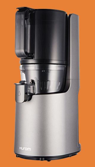 Hurom H200 è un estrattore che integra un sistema completo che va dal taglio all’estrazione del succo. Permette infatti di inserire frutta e verdura intere, senza doverle tagliare, riducendo così i tempi di preparazione e semplificando la pulizia. Con camera inclinata di 7 gradi per versare il succo senza l’uso delle mani, ha coclea a rotazione lenta che lavora a 43-50 giri al minuto. Misura L 29 x P 18 x H 44,5 cm. Prezzo 499 euro. www.hurom.it Hurom H200 è un estrattore che integra un sistema completo che va dal taglio all’estrazione del succo. Permette infatti di inserire frutta e verdura intere, senza doverle tagliare, riducendo così i tempi di preparazione e semplificando la pulizia. Con camera inclinata di 7 gradi per versare il succo senza l’uso delle mani, ha coclea a rotazione lenta che lavora a 43-50 giri al minuto. Misura L 29 x P 18 x H 44,5 cm. Prezzo 499 euro. www.hurom.it