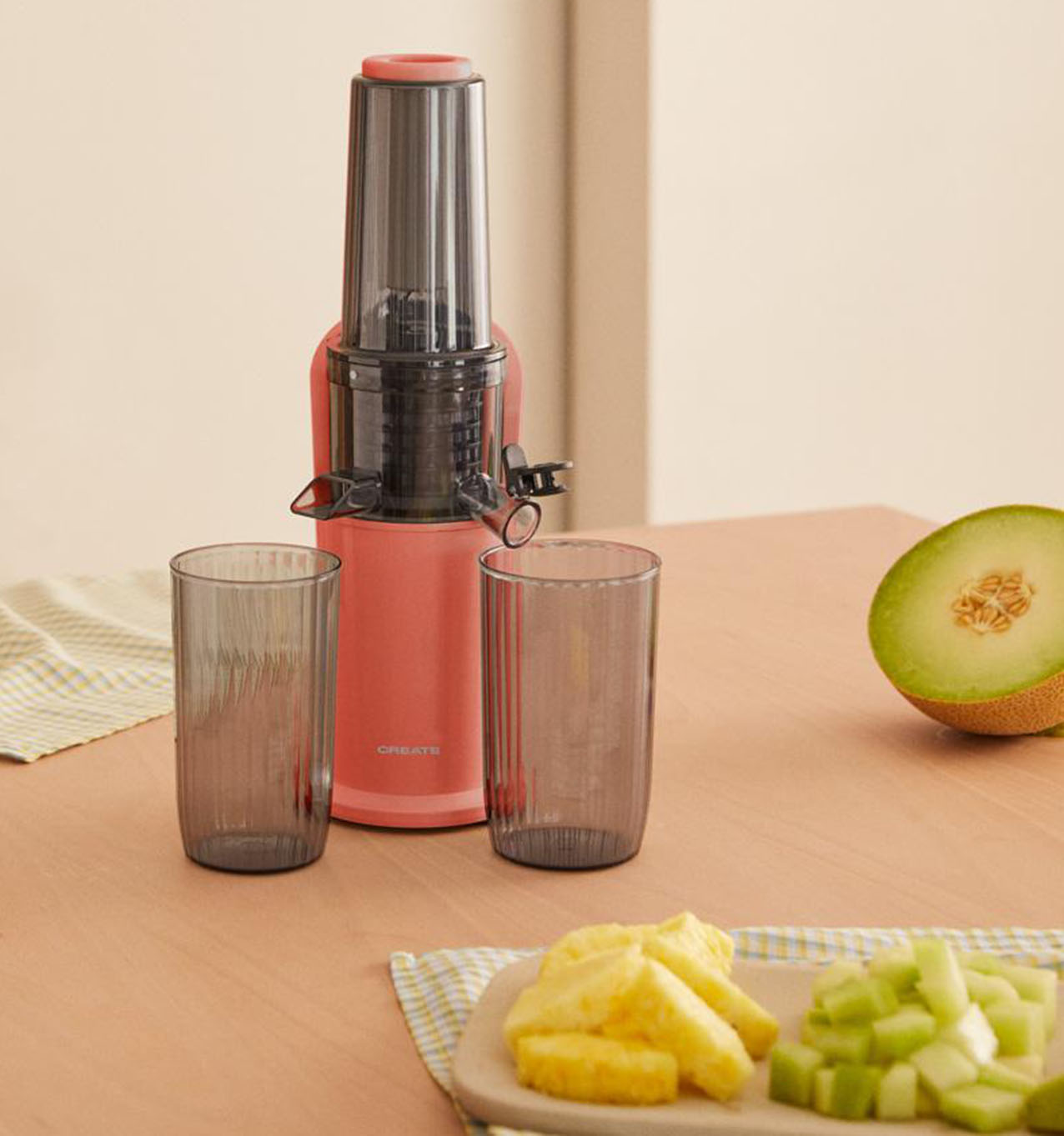 Juice Slow Mini di Create con 150 watt di potenza, ha una doppia uscita per separare il succo dalla polpa in 2 brocche da 500 ml. Ha un sistema di estrazione continua, la funzione reverse per evitare intasamenti durante la spremitura e un sistema antigoccia. Ha una velocità di rotazione di 50 giri al minuto. Misura L 12,5 x P 10 x H 36 cm. Prezzo 59,95 euro. www.create-store.com/it
