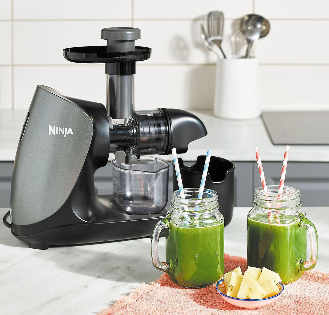 Nell’estrattore JC100EU1 di Ninja la tecnologia Total Pulp Control permette di personalizzare la bevanda per mezzo di 3 filtri intercambiabili: con poca, media o molta polpa. Silenzioso, ha potenza di 150 watt, boccale per il succo da 500 ml, 80 giri al minuto. Misura L 35 x P 17 x H 36 cm. Prezzo 127 euro. www.qvc.it