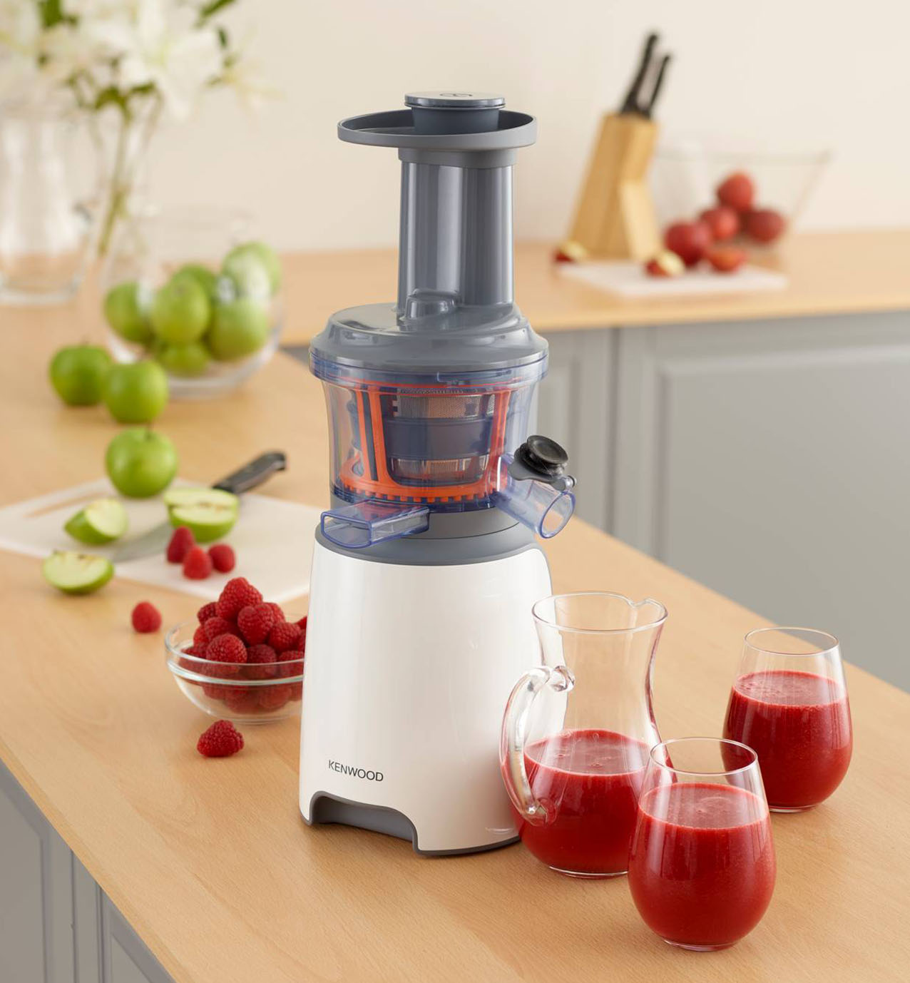 Con una potenza di 150 watt, l’estrattore PureJuice JMP600WH di Kenwood schiaccia e spreme senza sforzo ogni goccia dagli ingredienti. Ha caraffa da 1 litro, base antiscivolo e piedini antiscivolamento per un uso sicuro. Compie 60 giri di rotazione al minuto. Misura L 19 x P 15 x H 41 cm. Prezzo 219,90 euro. www.kenwoodworld.com