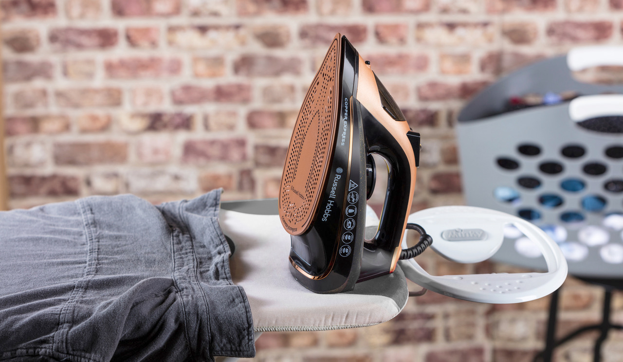Il ferro da stiro a vapore Copper Express di Russell Hobbs® si caratterizza per le finiture metalliche nere e rame, ma grazie a un vapore continuo da 40 gr e al colpo da 150 gr si dimostra particolarmente efficace. Ha piastra infusa di rame che rende il riscaldamento del ferro ultra rapido, potenza di 2.600 watt, serbatoio da 315 ml e sistema anti-calcare & autopulente. Prezzo 46 euro. www.russellhobbs.com Il ferro da stiro a vapore Copper Express di Russell Hobbs® si caratterizza per le finiture metalliche nere e rame, ma grazie a un vapore continuo da 40 gr e al colpo da 150 gr si dimostra particolarmente efficace. Ha piastra infusa di rame che rende il riscaldamento del ferro ultra rapido, potenza di 2.600 watt, serbatoio da 315 ml e sistema anti-calcare & autopulente. Prezzo 46 euro. www.russellhobbs.com