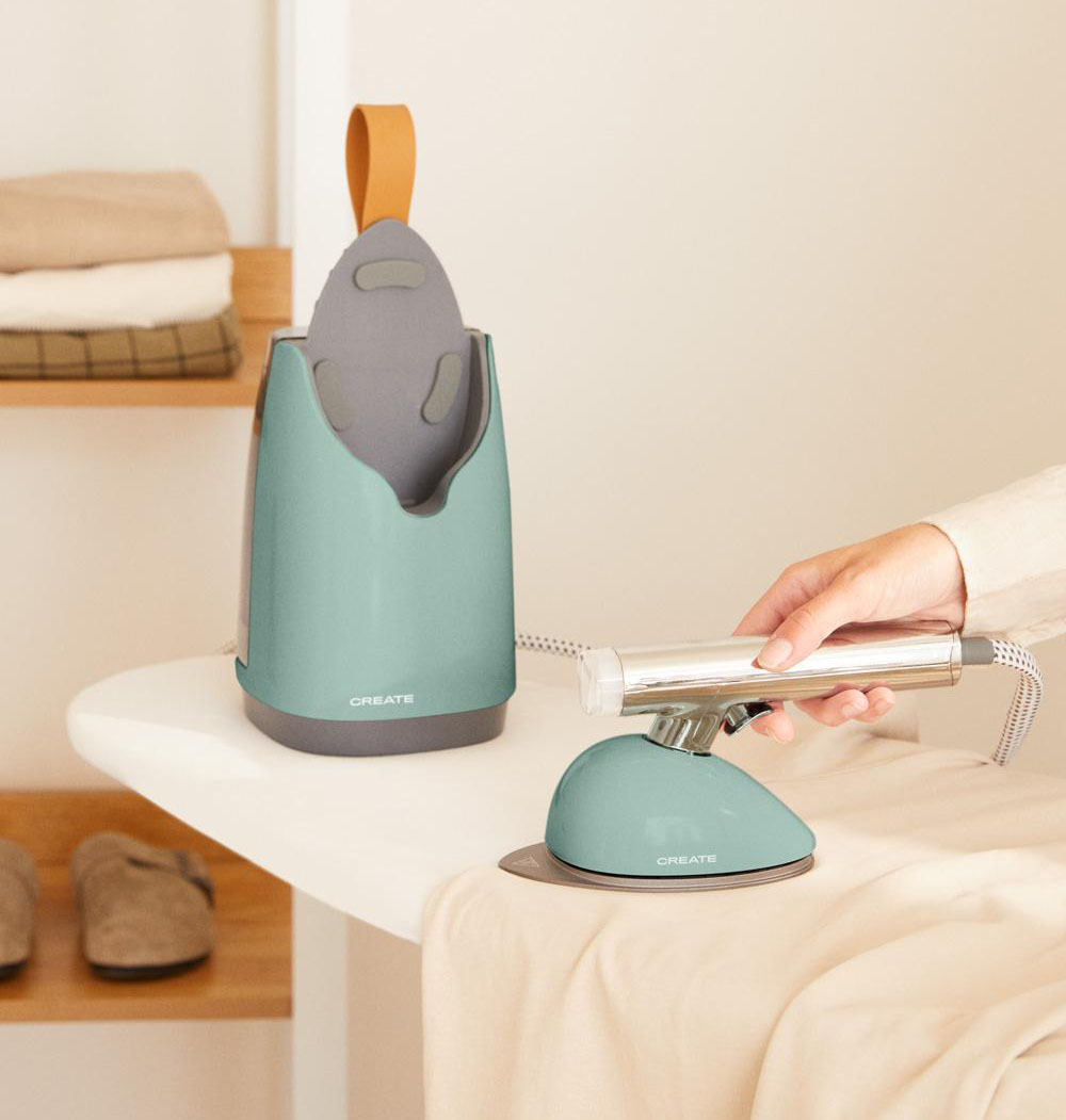 Combina due funzioni il ferro Iron Dual Pro di Create: vapore verticale e stiratura tradizionale. Offre 4 modalità di vapore continuo: seta, lana, cotone e lino ed è utilizzabile anche la modalità a secco. Il serbatoio è capiente 800 ml e dispone di spegnimento automatico, sistema antigoccia e funzione autopulente disinfettante. Prezzo 79,95 euro. www.create-store.com Combina due funzioni il ferro Iron Dual Pro di Create: vapore verticale e stiratura tradizionale. Offre 4 modalità di vapore continuo: seta, lana, cotone e lino ed è utilizzabile anche la modalità a secco. Il serbatoio è capiente 800 ml e dispone di spegnimento automatico, sistema antigoccia e funzione autopulente disinfettante. Prezzo 79,95 euro. www.create-store.com