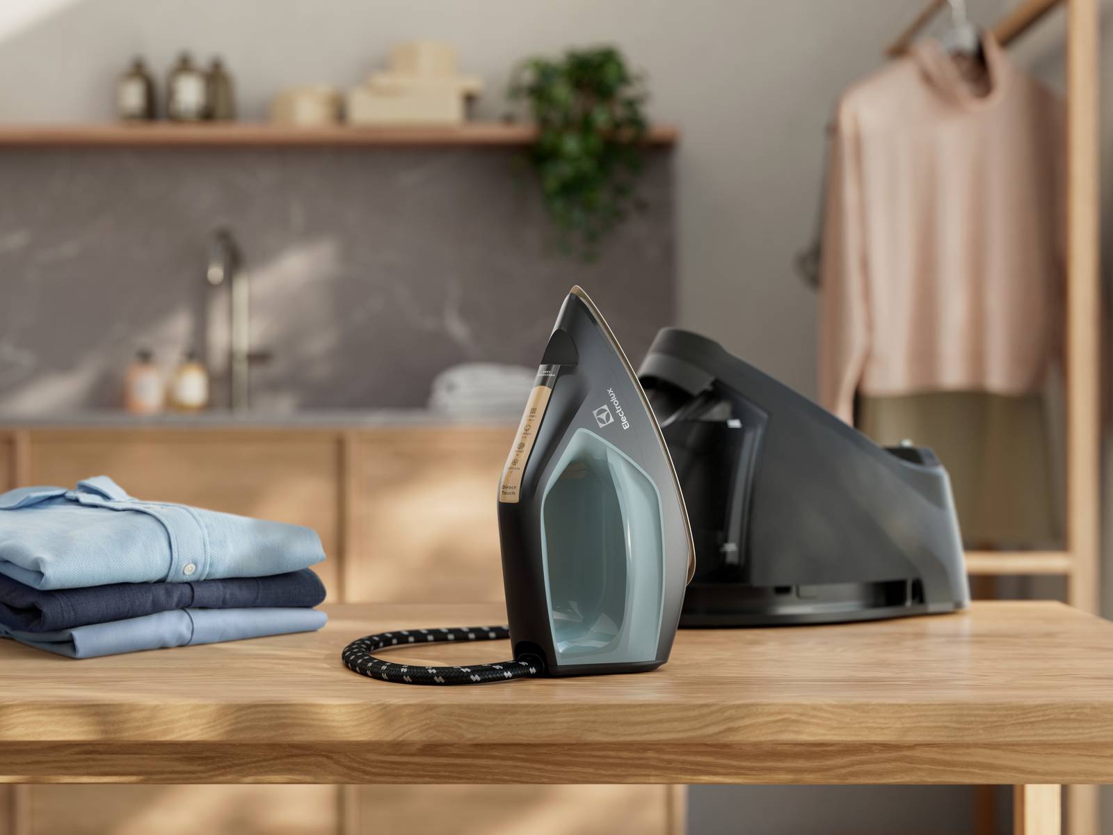 Dotato di una pressione vapore di 7,5 bar e colpi di vapore da 460 gr, il ferro da stiro con caldaia a vapore Renew 800 E8ST2-8OG di Electrolux è in grado di eliminare rapidamente anche le pieghe più difficili su qualsiasi tipo di tessuto. La tecnologia PrecisionCare™ consente impostazioni personalizzate e la piastra Resilium™ Ski 264, resistente ai graffi, assicura una scorrevolezza ottimale su tutti i materiali, inclusi i bottoni. Il serbatoio da 1,2 litri riduce la necessità di frequenti ricariche, permettendo sessioni di stiratura prolungate. Prezzo 329,99 euro. www.electrolux.it Dotato di una pressione vapore di 7,5 bar e colpi di vapore da 460 gr, il ferro da stiro con caldaia a vapore Renew 800 E8ST2-8OG di Electrolux è in grado di eliminare rapidamente anche le pieghe più difficili su qualsiasi tipo di tessuto. La tecnologia PrecisionCare™ consente impostazioni personalizzate e la piastra Resilium™ Ski 264, resistente ai graffi, assicura una scorrevolezza ottimale su tutti i materiali, inclusi i bottoni. Il serbatoio da 1,2 litri riduce la necessità di frequenti ricariche, permettendo sessioni di stiratura prolungate. Prezzo 329,99 euro. www.electrolux.it