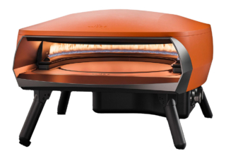 Dotato di una pietra rotante e due bruciatori ad alta potenza, uno in acciaio da 18 kW e uno da 8 kW posizionato sotto la pietra, il forno pizza Etna Rotante di Witt garantisce una cottura omogenea e precisa. Il bruciatore principale porta rapidamente la camera a 500°C in soli 15 minuti e la cupola in acciaio trattiene il calore in modo efficace, mentre il bruciatore inferiore mantiene la pietra sempre alla giusta temperatura, assicurando risultati costanti anche nelle cotture consecutive. Misura L 76 x P 66 x H 44 cm. Prezzo 799 euro. www.wittpizza.it Dotato di una pietra rotante e due bruciatori ad alta potenza, uno in acciaio da 18 kW e uno da 8 kW posizionato sotto la pietra, il forno pizza Etna Rotante di Witt garantisce una cottura omogenea e precisa. Il bruciatore principale porta rapidamente la camera a 500°C in soli 15 minuti e la cupola in acciaio trattiene il calore in modo efficace, mentre il bruciatore inferiore mantiene la pietra sempre alla giusta temperatura, assicurando risultati costanti anche nelle cotture consecutive. Misura L 76 x P 66 x H 44 cm. Prezzo 799 euro. www.wittpizza.it