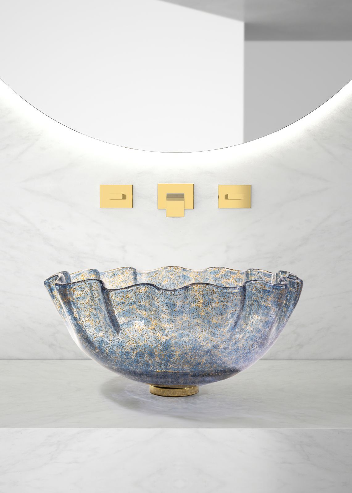 Il lavabo da appoggio Venezia in vetro di Murano di Glass Design è soffiato a bocca e aperto a mano da maestri artigiani. Ha forma inedita e senza tempo con le tonalità sfumate e cangianti del vetro. Disponibile nelle colorazioni Clear Gold Powder, Fumè Gold Powder e Blue Gold Powder, è dotato di piletta e base ad anello in ottone. Misura L 41 x H 21,5 cm. Prezzo, Iva esclusa, 2.269 euro. www.glassdesign.it Il lavabo da appoggio Venezia in vetro di Murano di Glass Design è soffiato a bocca e aperto a mano da maestri artigiani. Ha forma inedita e senza tempo con le tonalità sfumate e cangianti del vetro. Disponibile nelle colorazioni Clear Gold Powder, Fumè Gold Powder e Blue Gold Powder, è dotato di piletta e base ad anello in ottone. Misura L 41 x H 21,5 cm. Prezzo, Iva esclusa, 2.269 euro. www.glassdesign.it