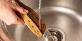Mestoli in legno pulizia