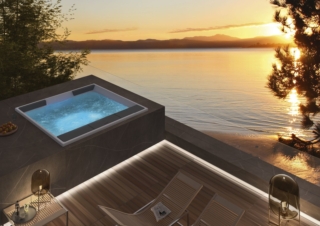 La minipiscina Altana di Hafro, Gruppo Geromin, è disponibile per ambienti indoor e outdoor, in versione Base o Plus. Ha un sistema di idromassaggio Whirlpool con i getti che svolgono un’azione massaggiante in tutta la zona dorsale e lombare. Nella versione Plus è dotata di un percorso con Whirlpool e Airpool. L’intuitiva tastiera smart touch dal design minimal controlla tutte le funzioni: lo schermo LCD permette di impostare facilmente la temperatura, configurare le impostazioni di riscaldamento e di filtraggio. La si può collegare allo smartphone per gestire le impostazioni di idromassaggio, la regolazione della temperatura e della cromoterapia anche lontano da casa. Con comodi cuscini poggiatesta, ha guscio facile da pulire, antibatterico, molto resistente agli agenti chimici, agli urti e ai raggi UV. Disponibile nelle seguenti misure: l 160 x P 200 x H 75 cm, L 200 x P 200 x H 85 cm e L 240 x P 200 x H 85 cm. Prezzo su richiesta. http://www.gruppogeromin.com La minipiscina Altana di Hafro, Gruppo Geromin, è disponibile per ambienti indoor e outdoor, in versione Base o Plus. Ha un sistema di idromassaggio Whirlpool con i getti che svolgono un’azione massaggiante in tutta la zona dorsale e lombare. Nella versione Plus è dotata di un percorso con Whirlpool e Airpool. L’intuitiva tastiera smart touch dal design minimal controlla tutte le funzioni: lo schermo LCD permette di impostare facilmente la temperatura, configurare le impostazioni di riscaldamento e di filtraggio. La si può collegare allo smartphone per gestire le impostazioni di idromassaggio, la regolazione della temperatura e della cromoterapia anche lontano da casa. Con comodi cuscini poggiatesta, ha guscio facile da pulire, antibatterico, molto resistente agli agenti chimici, agli urti e ai raggi UV. Disponibile nelle seguenti misure: l 160 x P 200 x H 75 cm, L 200 x P 200 x H 85 cm e L 240 x P 200 x H 85 cm. Prezzo su richiesta. http://www.gruppogeromin.com