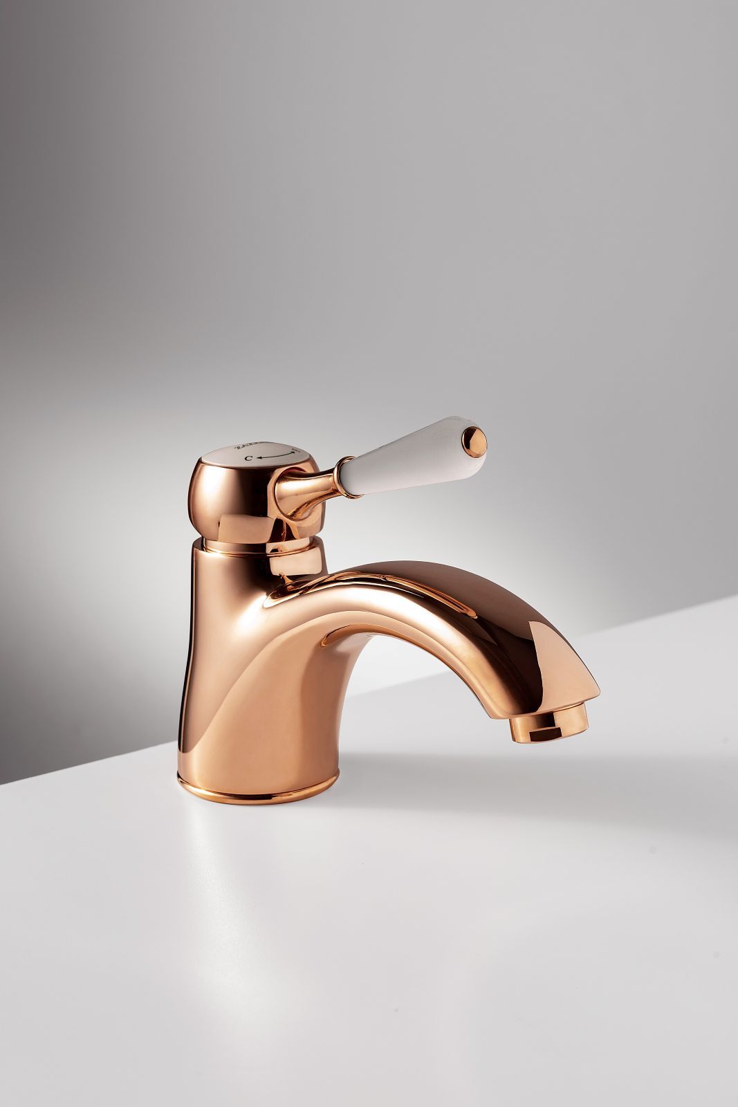 La Serie 900 di Zazzeri è interamente realizzata in ottone e si presenta nelle finiture standard (Cromo, Brunito, Oro e Ottone Lucido) e nelle varianti Nikel Nero Spazzolato, Bronzo Navale, Rame Spazzolato, Ottone Spazzolato, Oro Rosa e Nikel Nero. La leva del miscelatore può essere nella stessa finitura del corpo oppure bianca. In foto il miscelatore lavabo con scarico in finitura Oro Rosa ha leva e pasticca bianca con indicazione caldo/freddo. Misura L 14,5 x H 5,4 cm. Prezzo, Iva esclusa, 624 euro. www.zazzeri.it La Serie 900 di Zazzeri è interamente realizzata in ottone e si presenta nelle finiture standard (Cromo, Brunito, Oro e Ottone Lucido) e nelle varianti Nikel Nero Spazzolato, Bronzo Navale, Rame Spazzolato, Ottone Spazzolato, Oro Rosa e Nikel Nero. La leva del miscelatore può essere nella stessa finitura del corpo oppure bianca. In foto il miscelatore lavabo con scarico in finitura Oro Rosa ha leva e pasticca bianca con indicazione caldo/freddo. Misura L 14,5 x H 5,4 cm. Prezzo, Iva esclusa, 624 euro. www.zazzeri.it